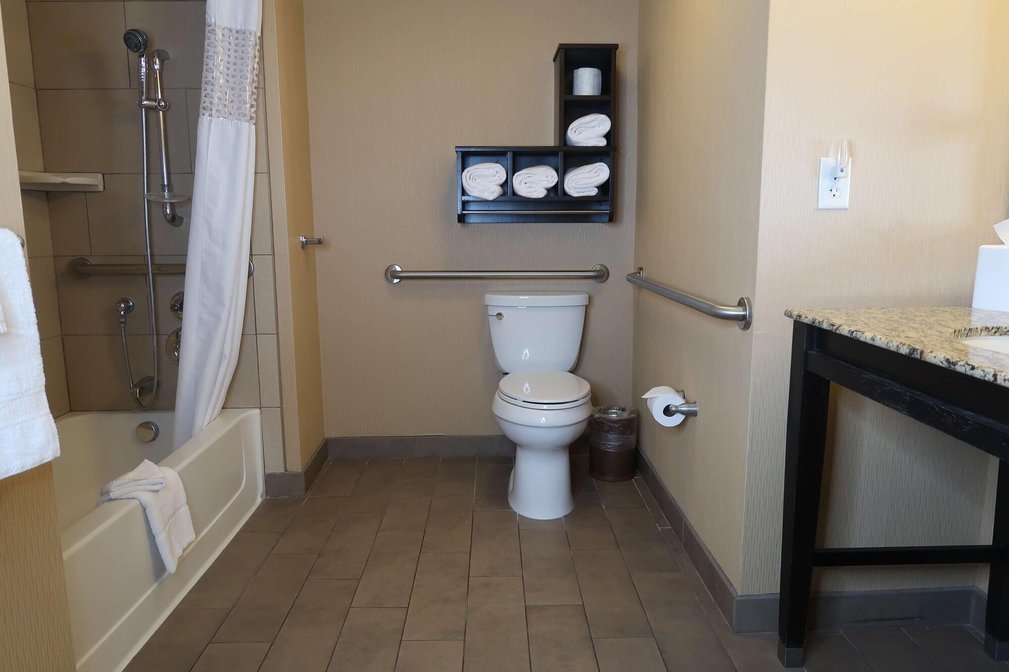 Hampton Inn & Suites Salinas Esterno foto