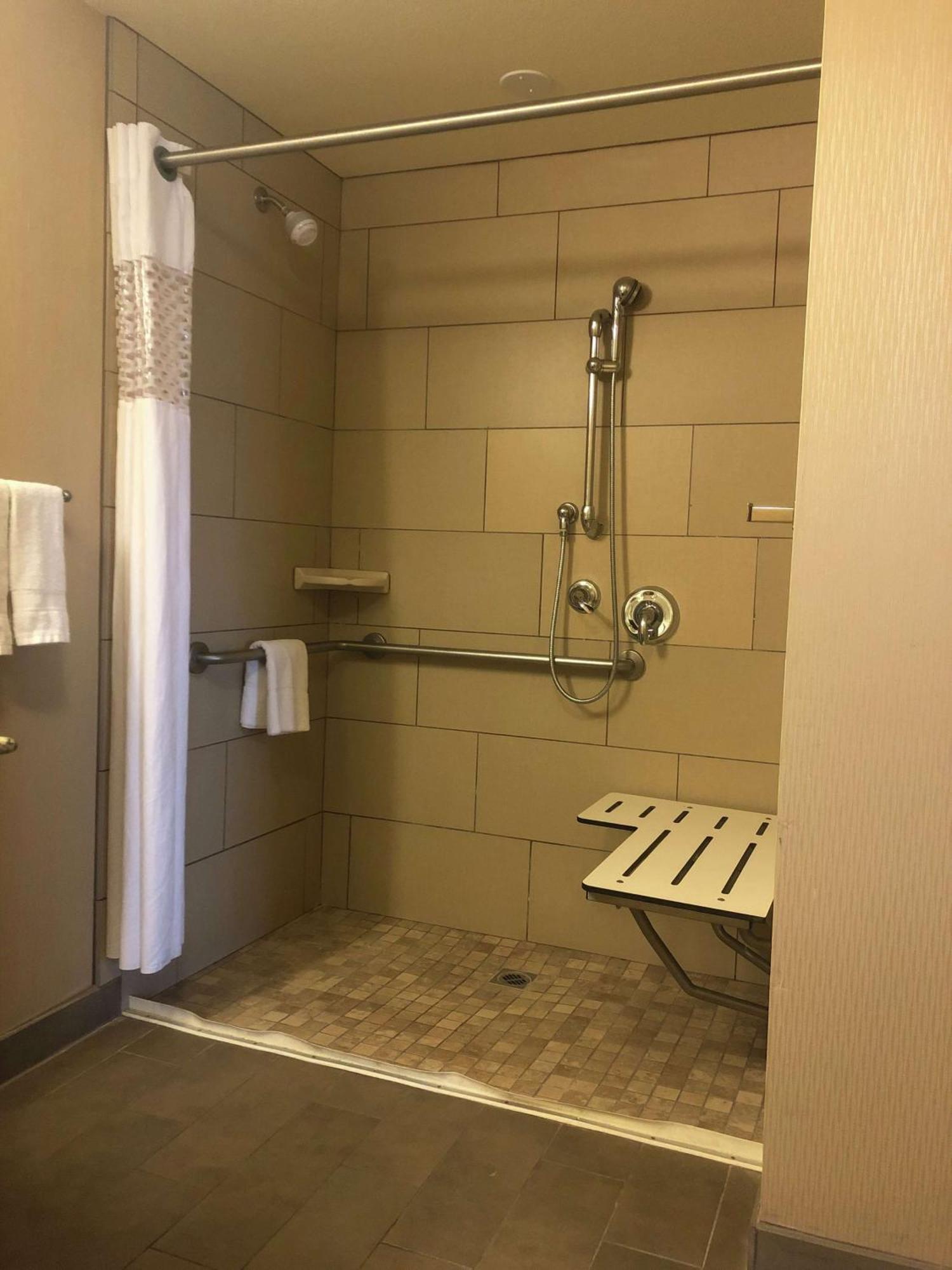 Hampton Inn & Suites Salinas Esterno foto
